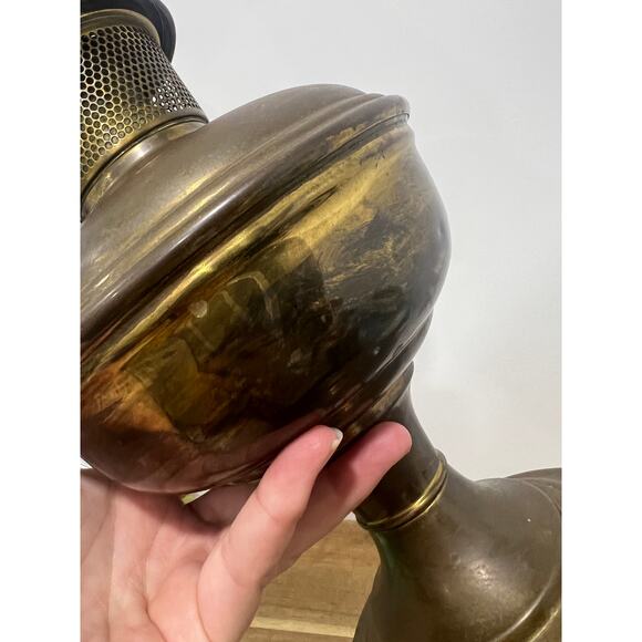 Vintage Brass Aladdin Oil Kerosene Lamp Model No. 11 w/Hurricane - Picture 6 of 14